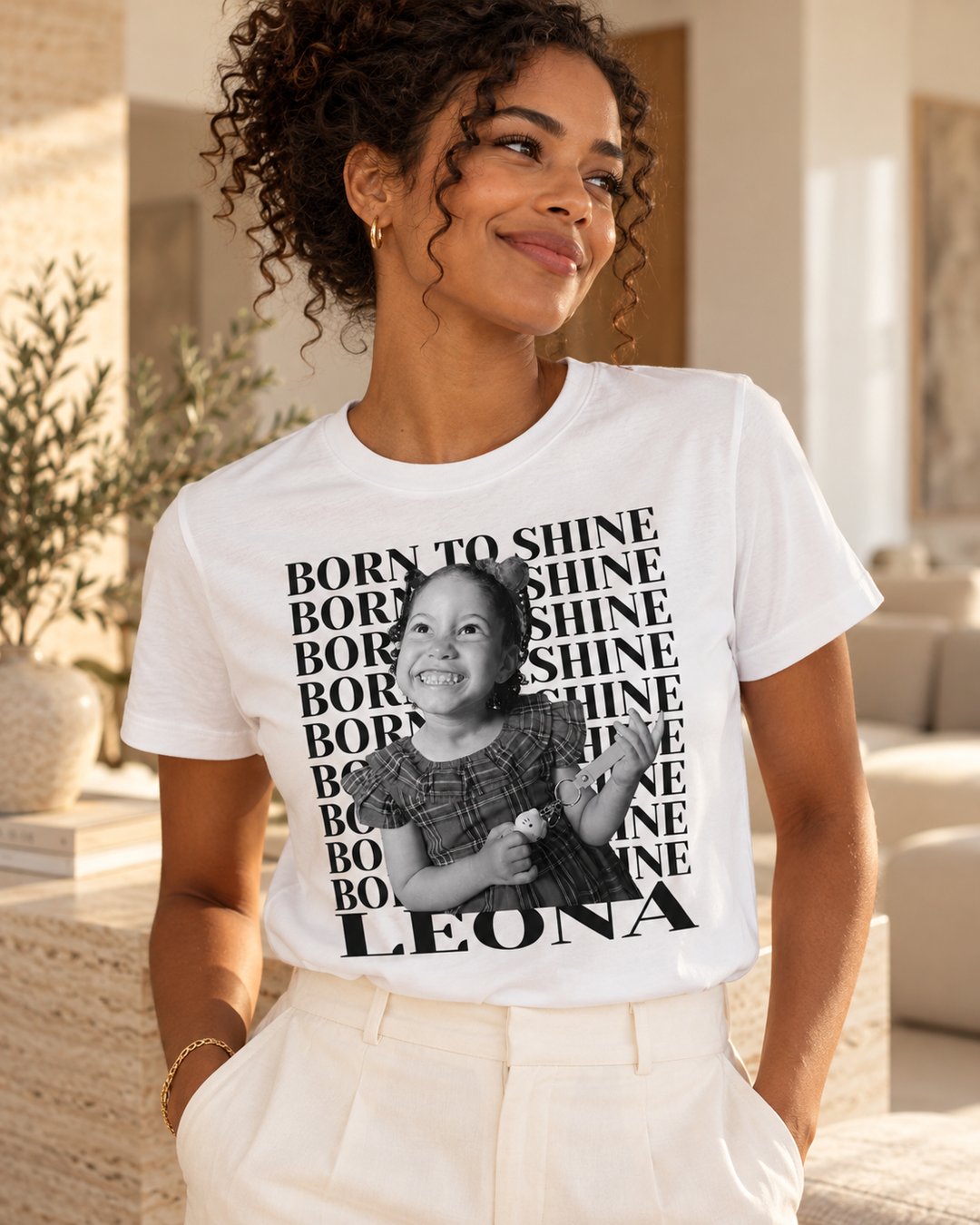 Mãe com camiseta de algodão peruano branca personalizada com foto da filha Born to Shine - presente para mãe