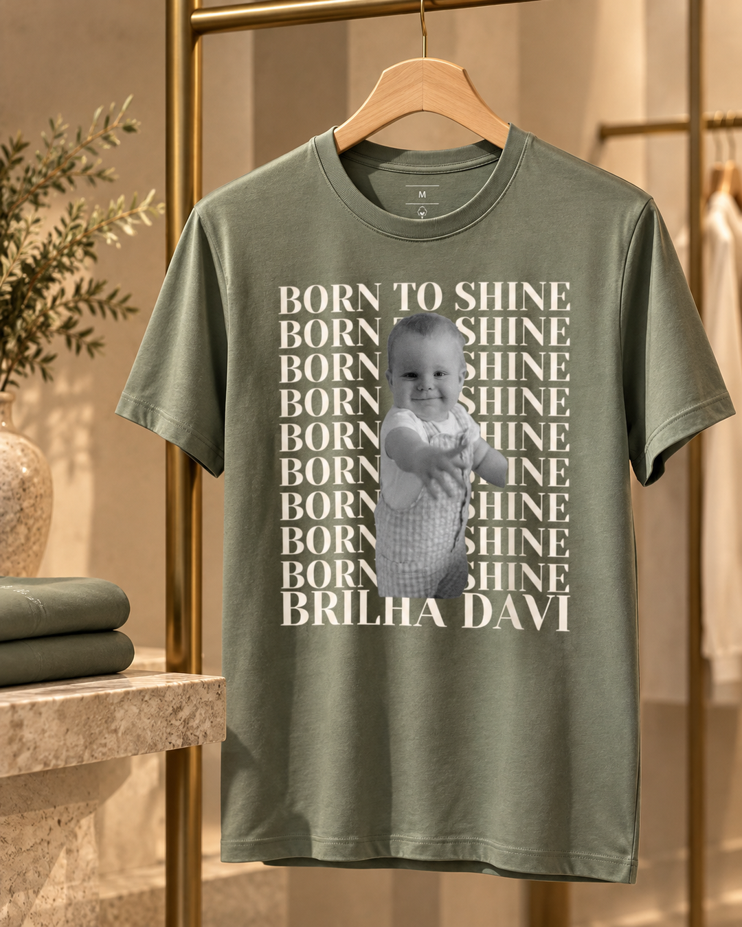 Camiseta algodão peruano personalizada com foto de bebê Born to Shine - verde oliva no cabide