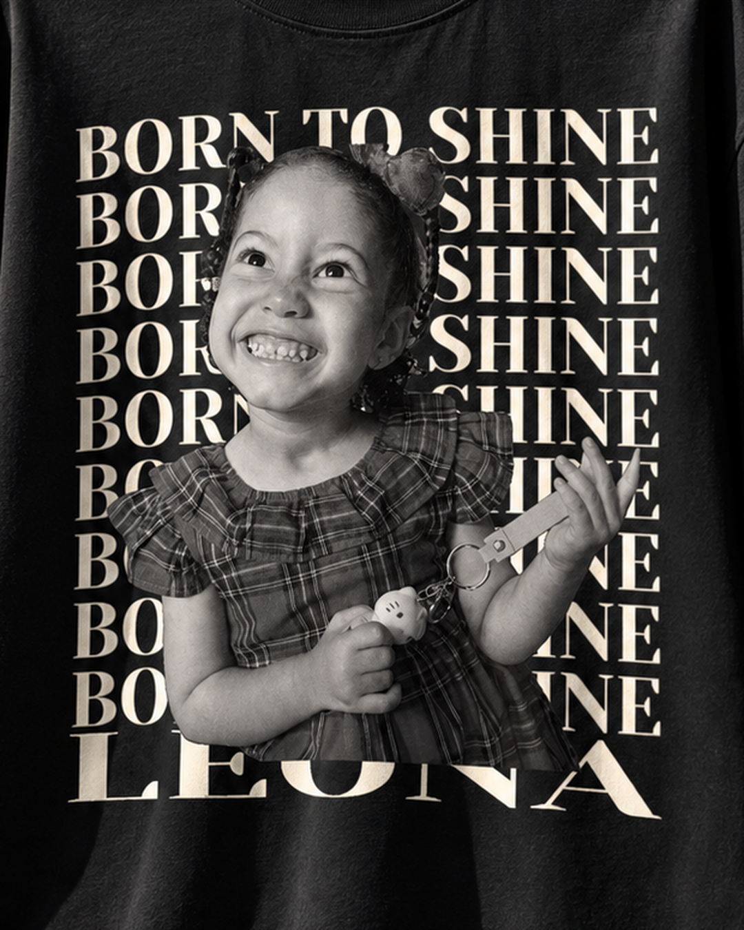 Camiseta oversized personalizada com foto de bebê Born to Shine - preta, close na estampa bootleg com nome