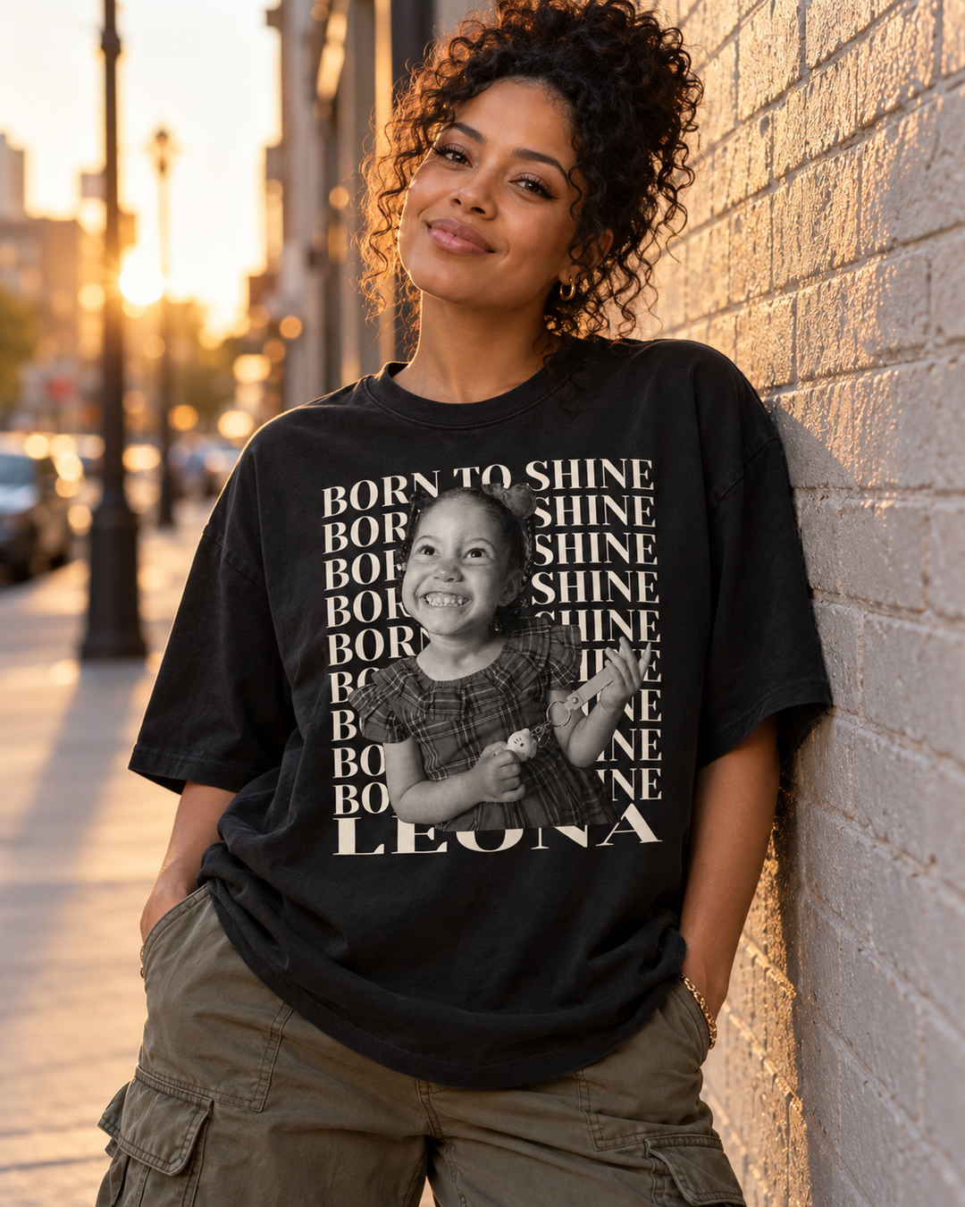 Mãe com camiseta oversized preta personalizada com foto da filha Born to Shine - look street