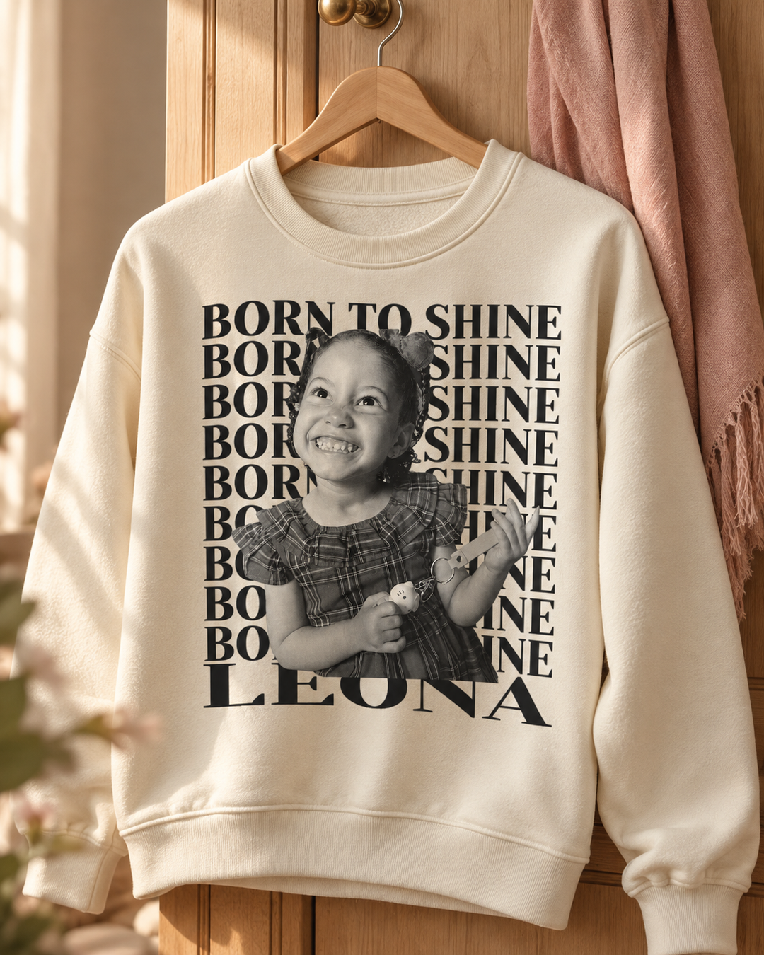 Suéter off-white personalizado com foto da bebê Born to Shine no cabide