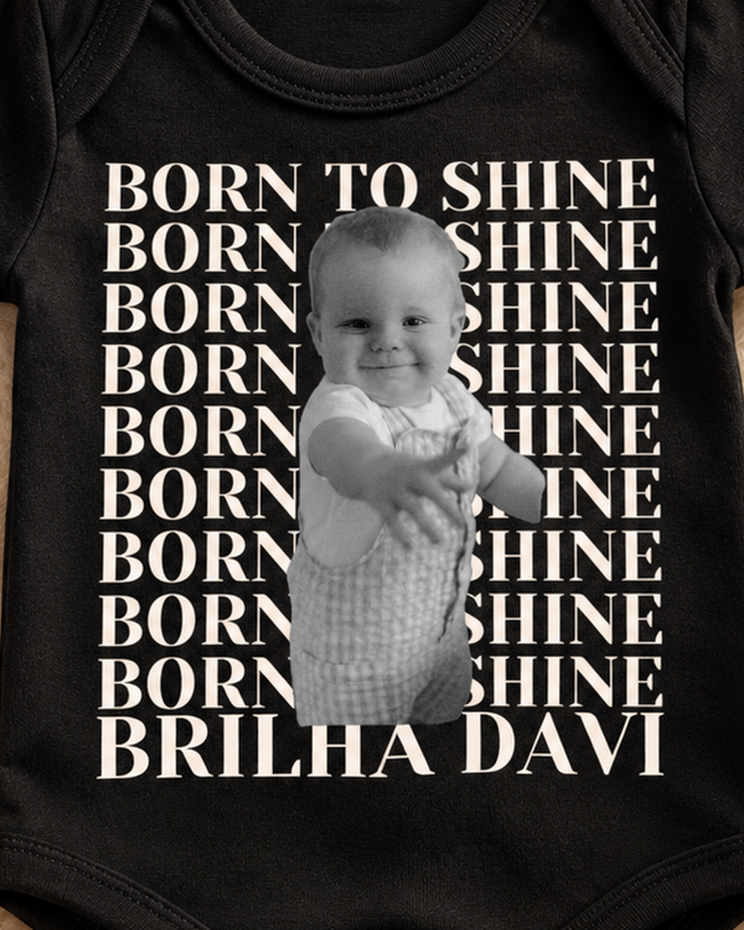 Body de bebê personalizado com foto Born to Shine - preto, close na estampa bootleg com nome