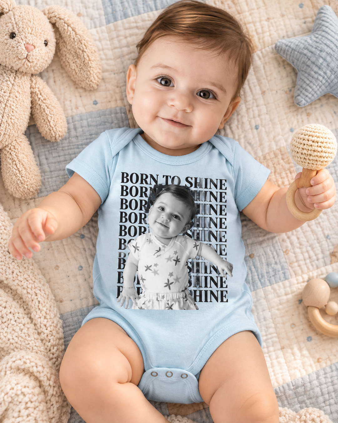 Bebê usando body azul personalizado com foto Born to Shine - presente para recém-nascido