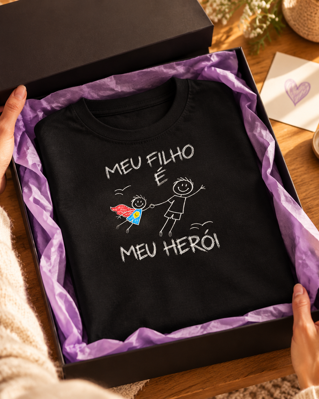 Camiseta personalizada Meu Herói com inicial – presente na caixa