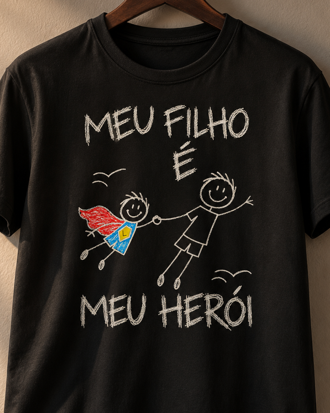 Camiseta Algodão Peruano personalizada Meu Herói com inicial, estampa em traço fino – preta