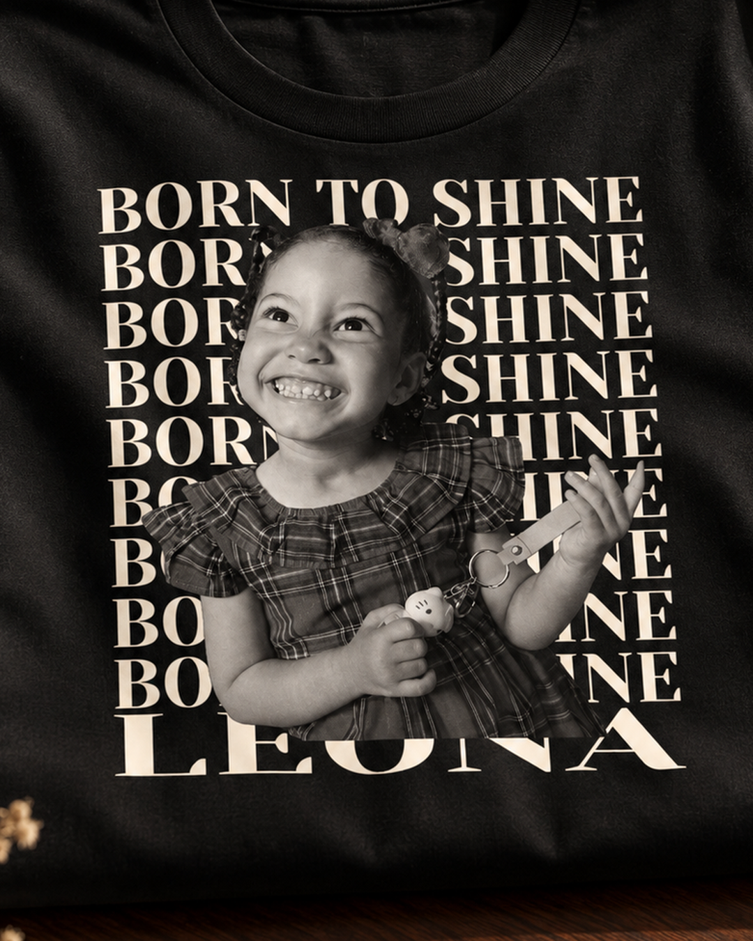 Camiseta algodão peruano personalizada com foto de bebê Born to Shine - preta, close na estampa bootleg com nome