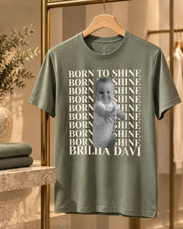 Camiseta algodão peruano personalizada com foto de bebê Born to Shine - verde oliva no cabide