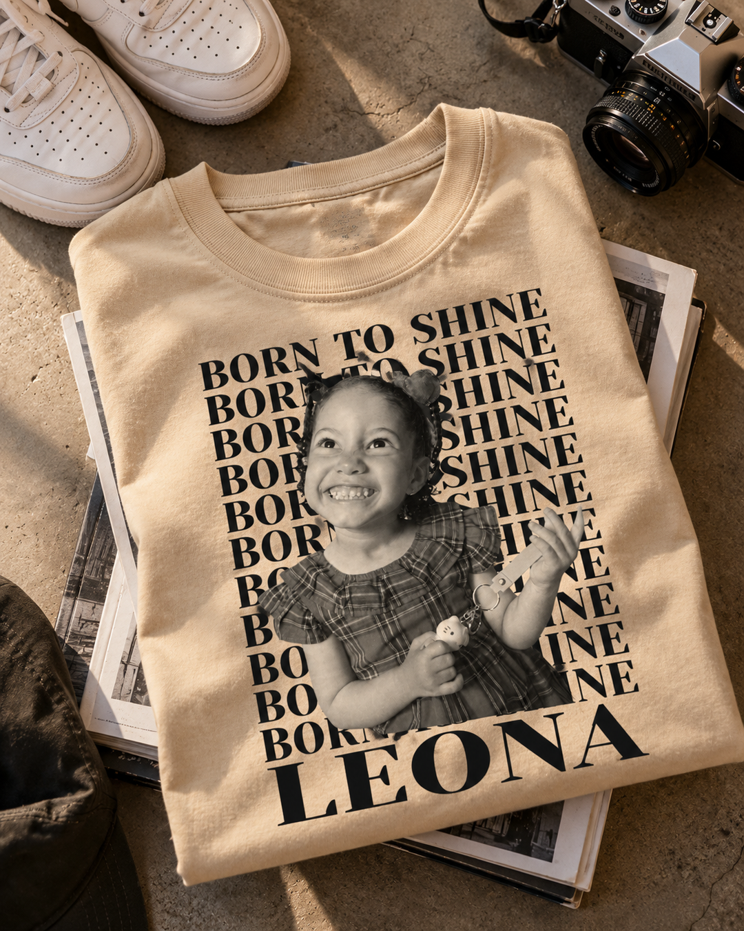 Camiseta oversized areia personalizada com foto de bebê Born to Shine em flat lay