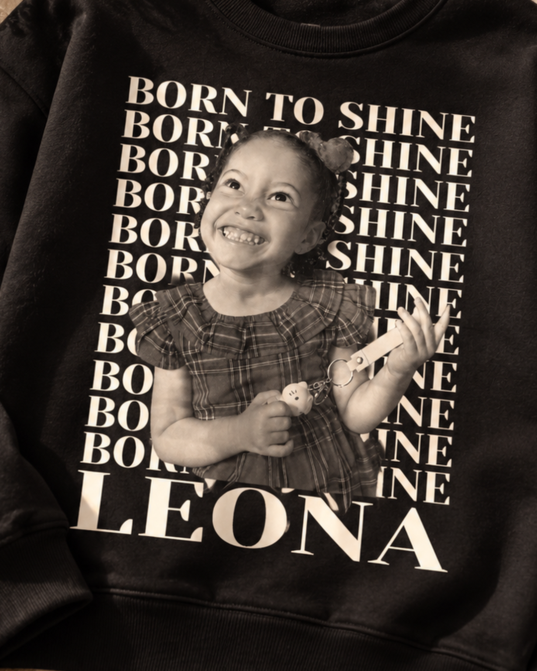 Suéter personalizado com foto de bebê Born to Shine - preto, close na estampa bootleg com nome