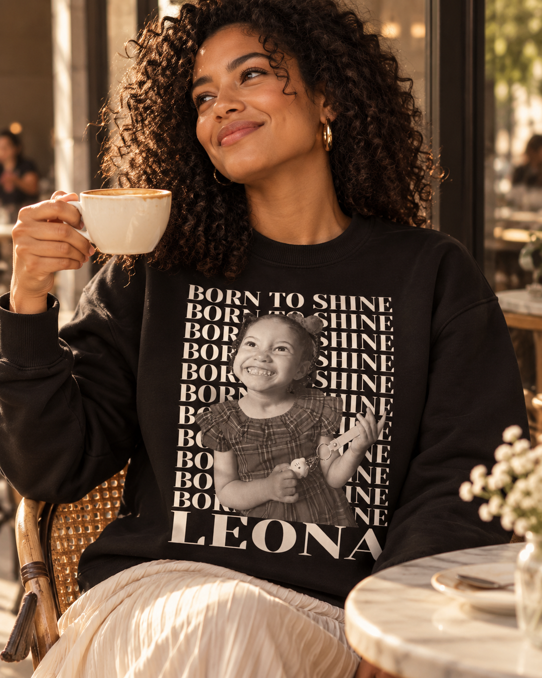Mãe com suéter preto personalizado com foto da filha Born to Shine tomando café - presente para mãe