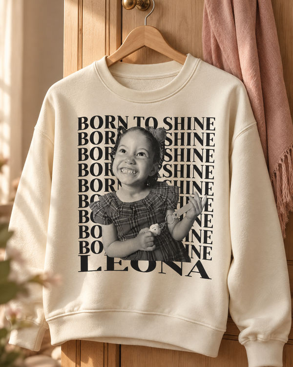 Suéter off-white personalizado com foto da bebê Born to Shine no cabide