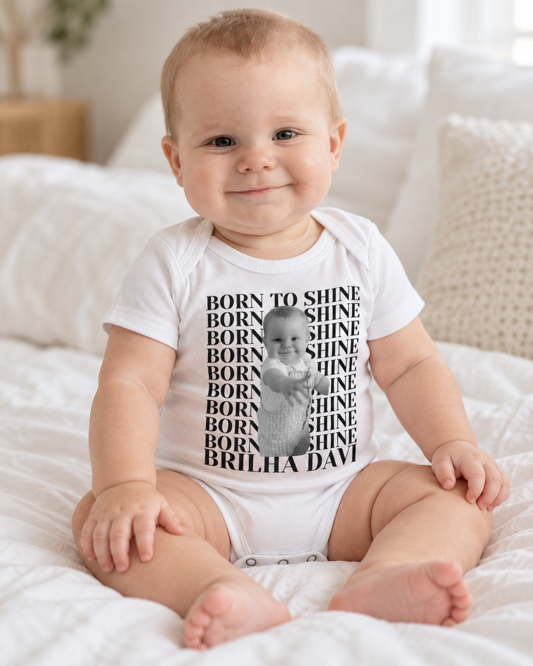Bebê usando body branco personalizado com foto Born to Shine - presente de nascimento