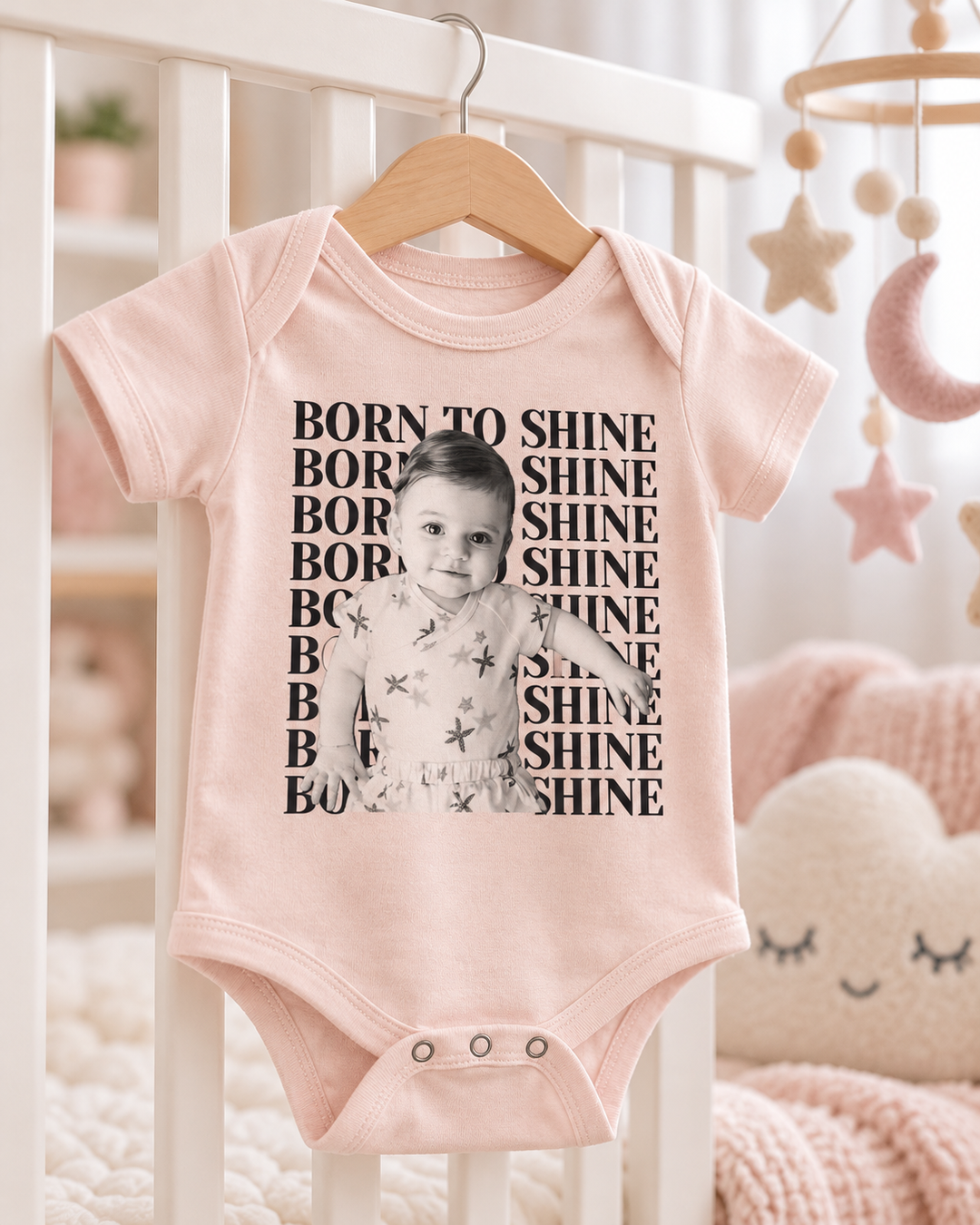 Body de bebê rosa personalizado com foto Born to Shine no berço - chá de bebê