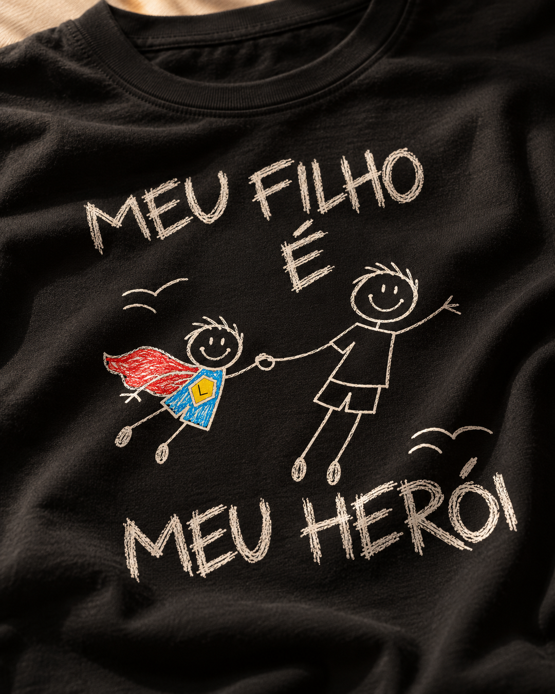 Camiseta personalizada Meu Herói com inicial – detalhe da estampa delicada do super-herói