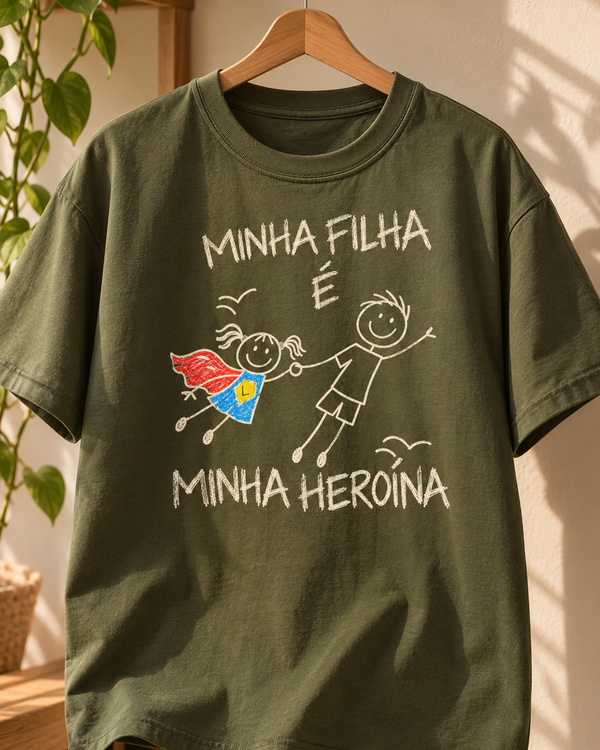 Camiseta Algodão Peruano personalizada Minha filha é minha heroína com inicial – verde oliva