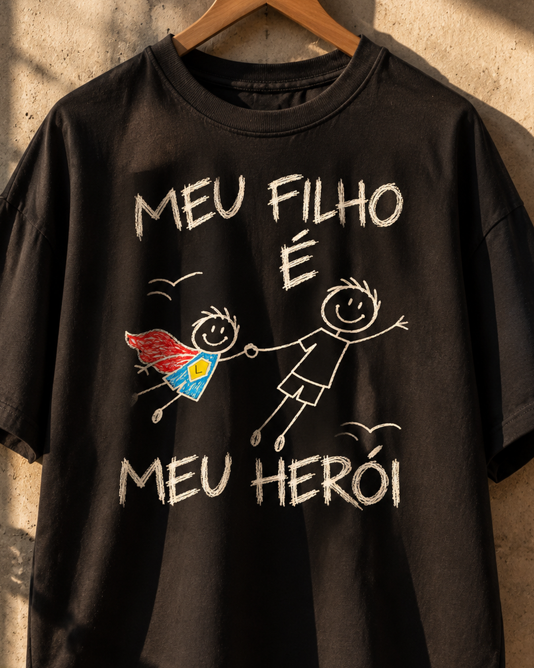 Camiseta Oversized personalizada Meu Herói com inicial, estampa em traço fino – preta