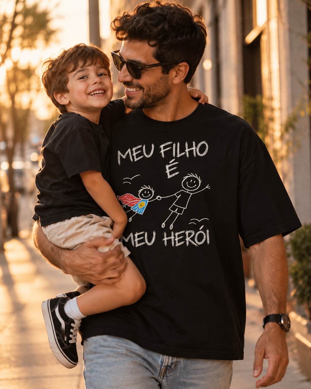 Camiseta Oversized personalizada Meu filho é meu herói – pai com o filho, preta