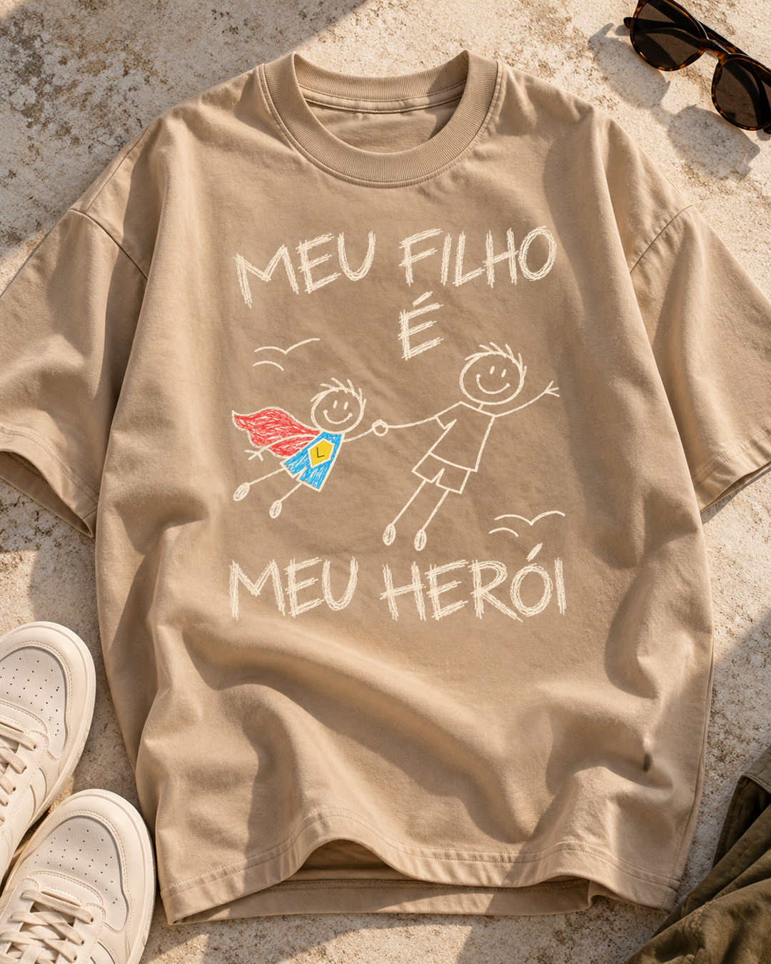 Camiseta Oversized personalizada Meu Herói com inicial – areia