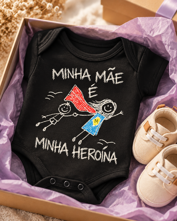 Body de bebê personalizado Minha mãe é minha heroína – preto, presente na caixa