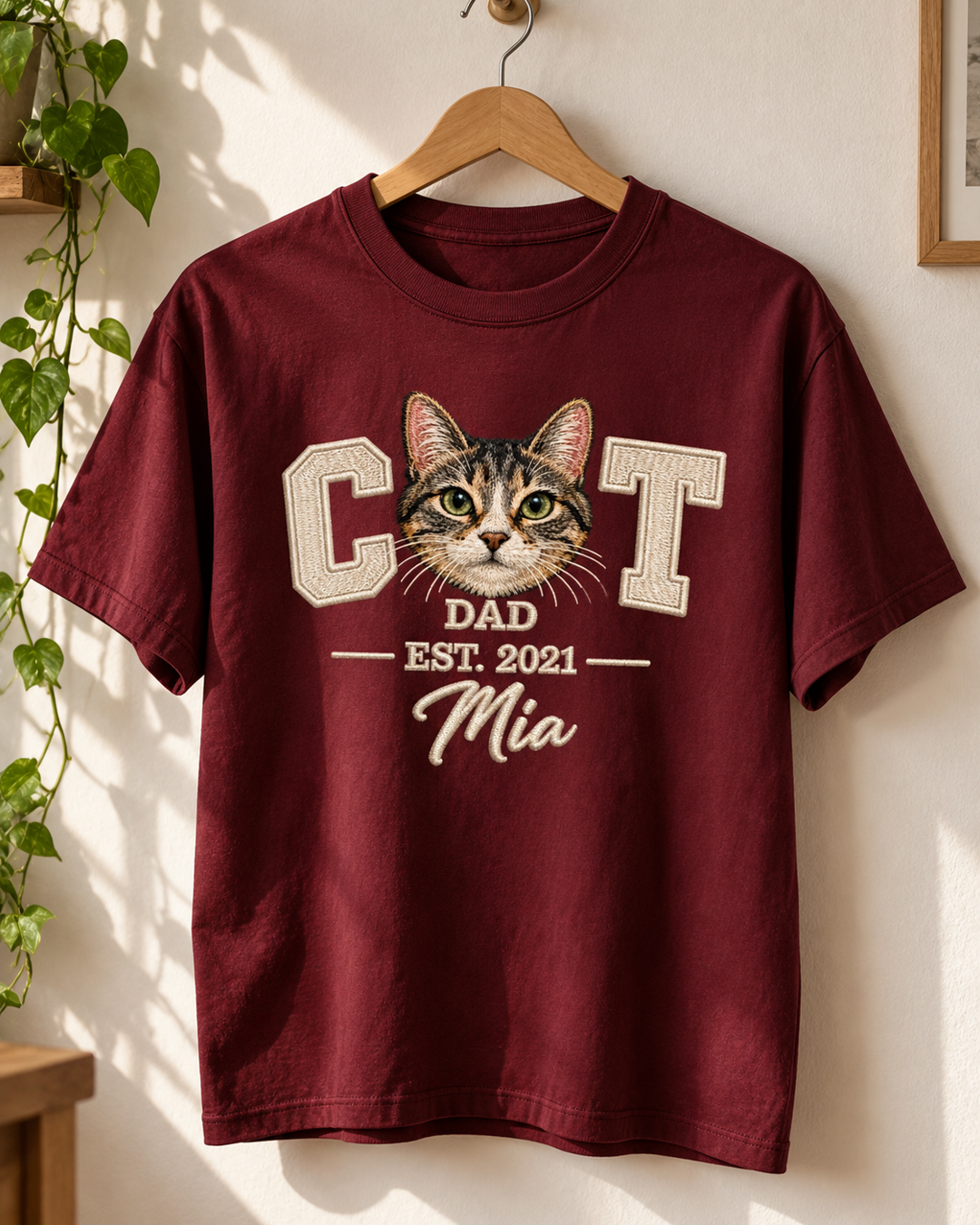 Camiseta personalizada Pet Face CAT DAD com rosto do gato e nome Mia – bordô