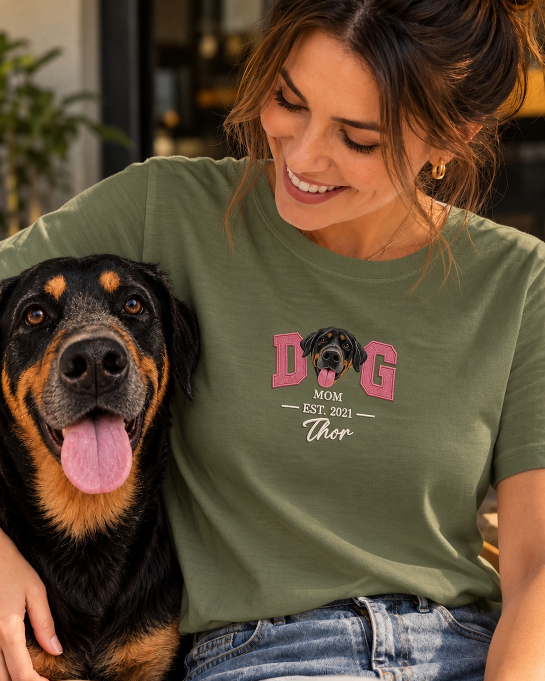 Camiseta Algodão Peruano personalizada Pet Face DOG MOM com rosto do cachorro – verde oliva