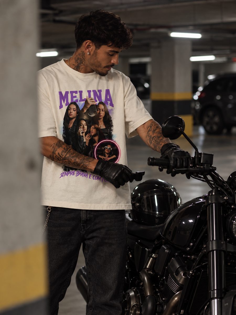 Homem usando camiseta personalizada com fotos da namorada