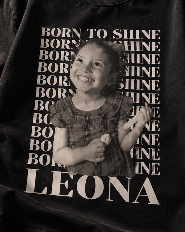 Camiseta personalizada com foto de bebê Born to Shine - preta, close na estampa bootleg com nome